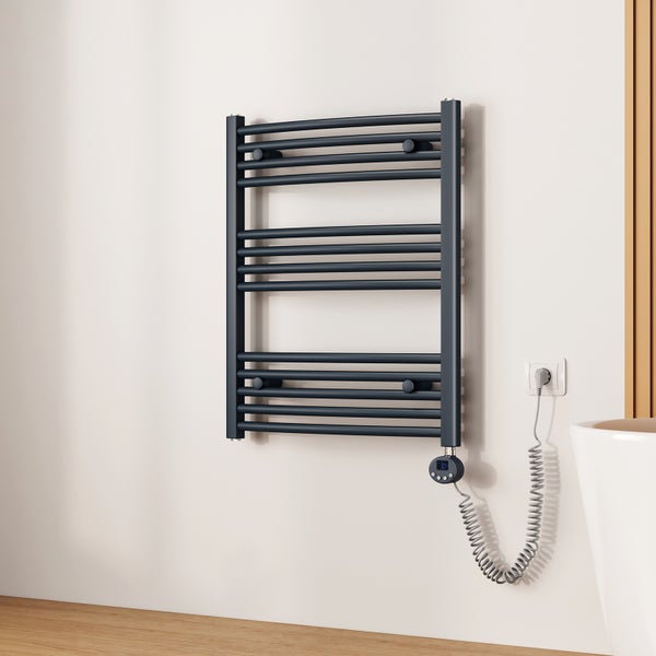Elektrischer Handtuchwärmer zur Wandmontage im Badezimmer.