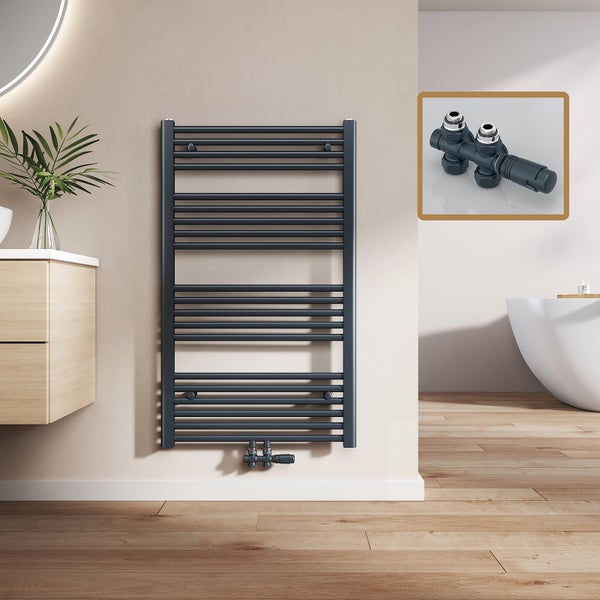 Badezimmer mit Handtuchwärmer und Eckventil