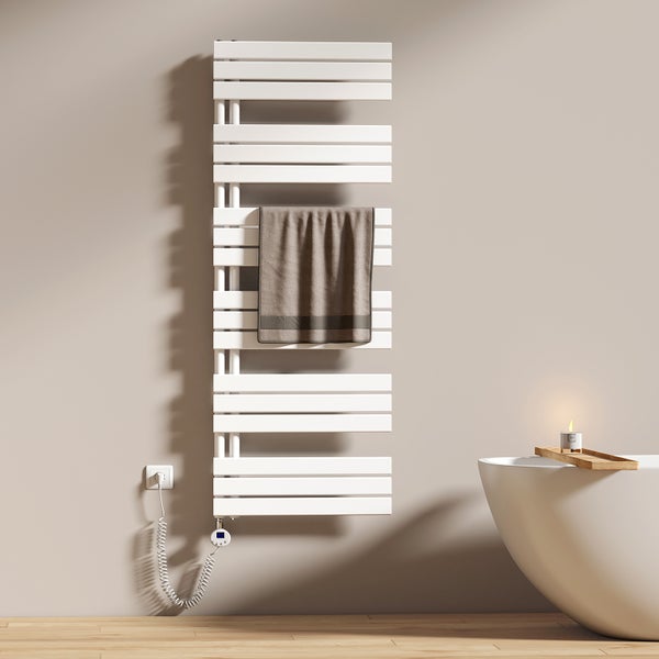 Weißer, elektrischer Handtuchwärmer mit Handtuch im Badezimmer neben der Badewanne.