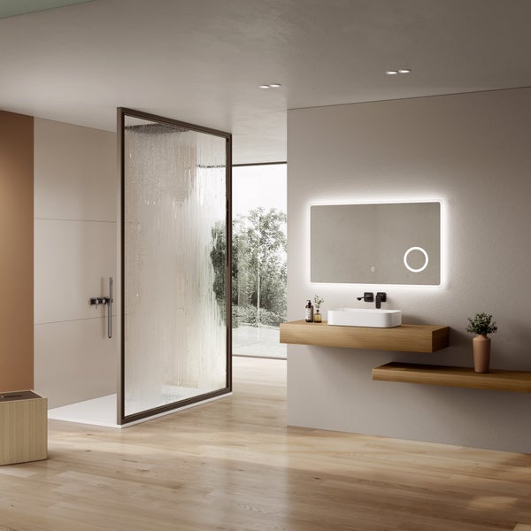 Modernes Badezimmer mit begehbarer Dusche, Glaswand, LED-Spiegel, weißem Aufsatzwaschbecken auf Holzregal und hellem Holzboden.