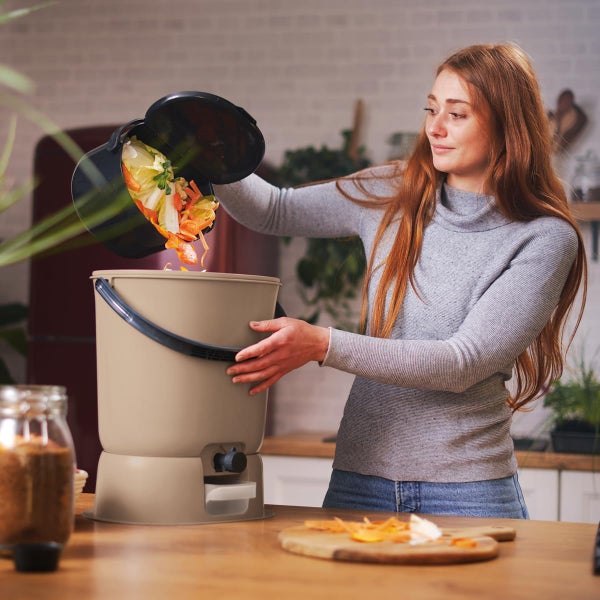 Skaza Bokashi Essential Biomülleimer Küche (15,3 Liter) + Base - Komposteimer Küche und Garten aus recyceltem Kunststoff - Starter Set + incl. 1 kg Fermentation Starter - Capuccino