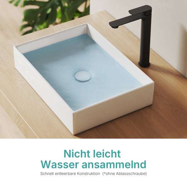 Weißes rechteckiges Aufsatzwaschbecken aus Keramik mit einer schwarzen Armatur auf einer Holzplatte im Badezimmer.