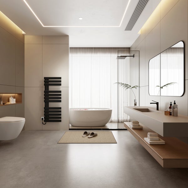 Modernes Badezimmer mit freistehender Wanne, begehbarer Dusche, Waschtisch und schwarzem Handtuchheizkörper in hellem, minimalistischem Design.