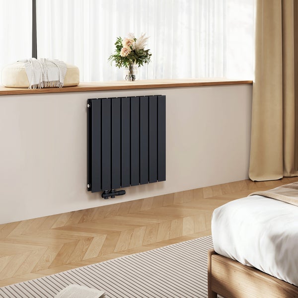 Schlafzimmer mit modernem, horizontalem Heizkörper an der Wand.