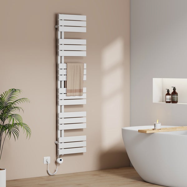 Modernes Badezimmer mit weißem Handtuchwärmer und Handtuch