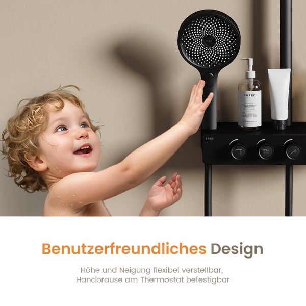 Ein Kind greift nach einer schwarzen Duscharmatur mit Ablage für Shampoo und Duschgel