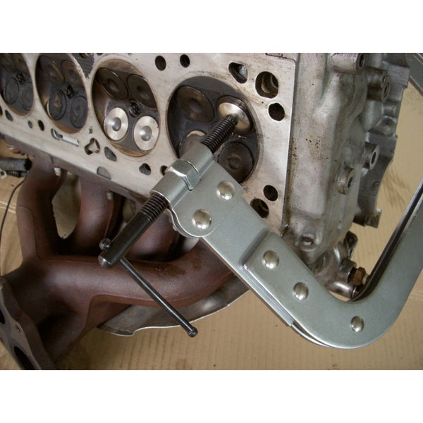 Ventilfederspanner an einem Zylinderkopf eines Verbrennungsmotors zur Wartung und Reparatur der Ventile