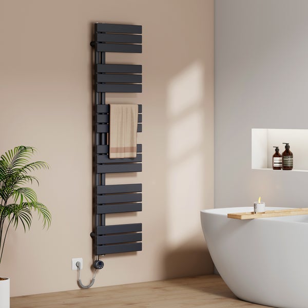 Badzimmer mit einem elektrischen Handtuchwärmer an der Wand