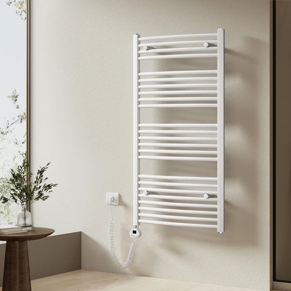 Weißer elektrischer Handtuchwärmer an der Wand montiert