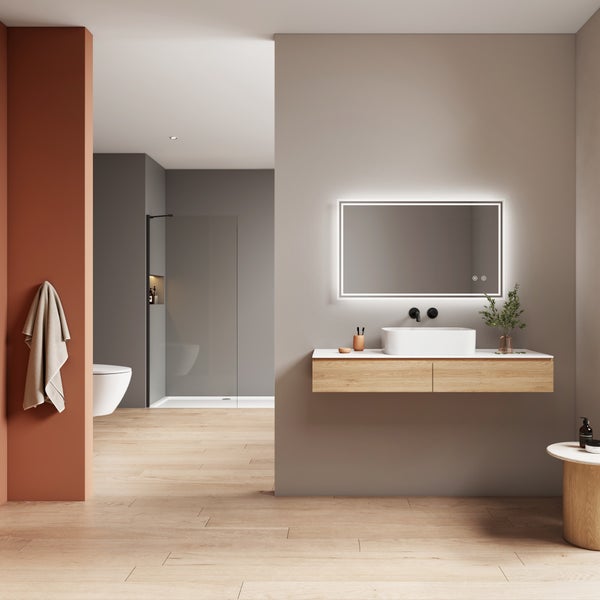 Modernes Badezimmer mit Waschtisch, hängendem Unterschrank aus Holz, Aufsatzwaschbecken und LED Spiegel sowie angrenzender offener Dusche.