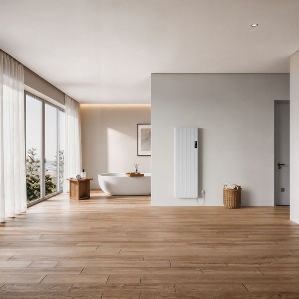 Modernes Badezimmer mit freistehender Badewanne, Holzfußboden, raumhohen Fenstern und einem vertikalen Wandheizkörper an der Trennwand.