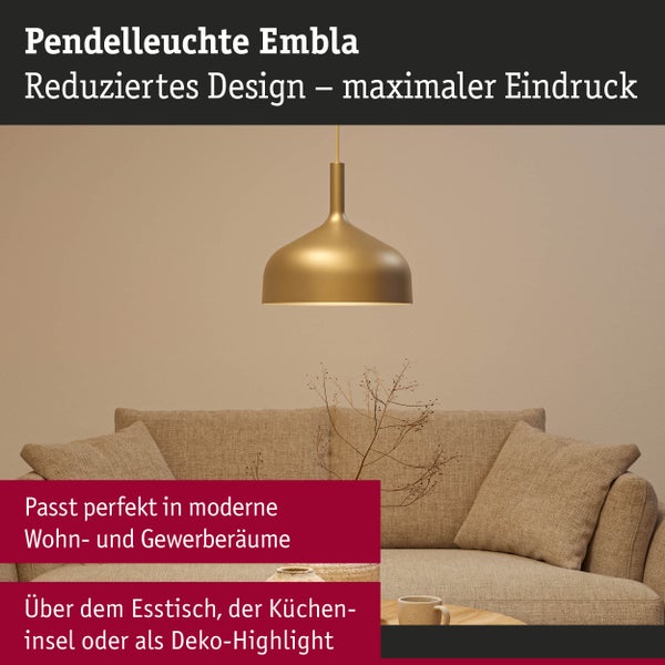 Goldene Pendelleuchte Embla über Sofa und Beistelltisch