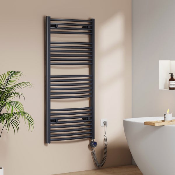 Bad mit Handtuchwärmer, Badewanne und Zimmerpflanze
