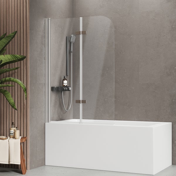 Badewanne mit Duschwand und Duscharmatur im Badezimmer