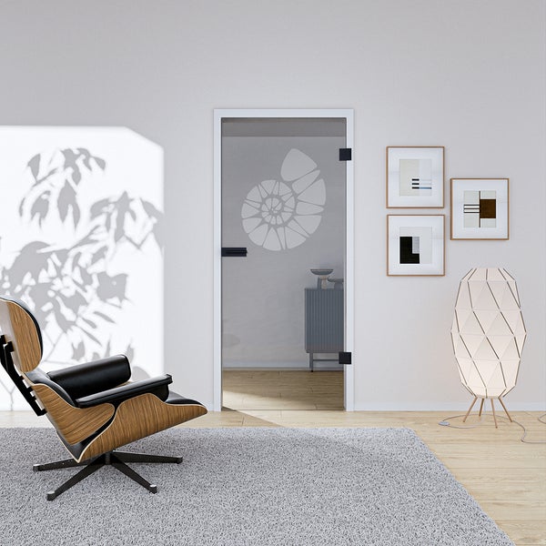 Ganzglastür mit Ammoniten-Motiv in einem hellen, modern eingerichteten Wohnraum mit Designersessel und Stehlampe.