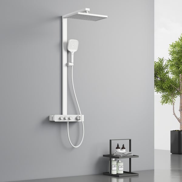 Duschsystem mit Kopfbrause und Handbrause im Badezimmer