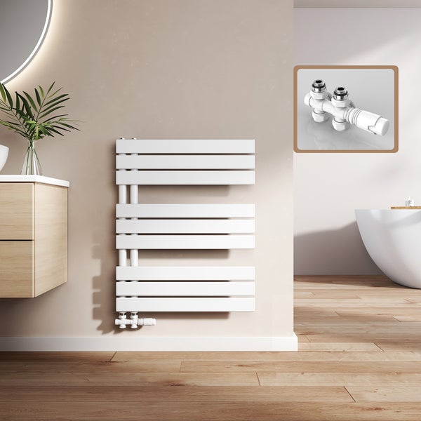 Modernes Badezimmer mit weißem Heizkörper und Armaturen