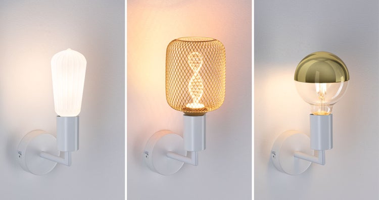 Drei moderne weiße Wandlampen mit verschiedenen dekorativen LED-Leuchtmitteln: geriffelt weiß, mit Goldgitter und goldener Kopfspiegel-Glühbirne.