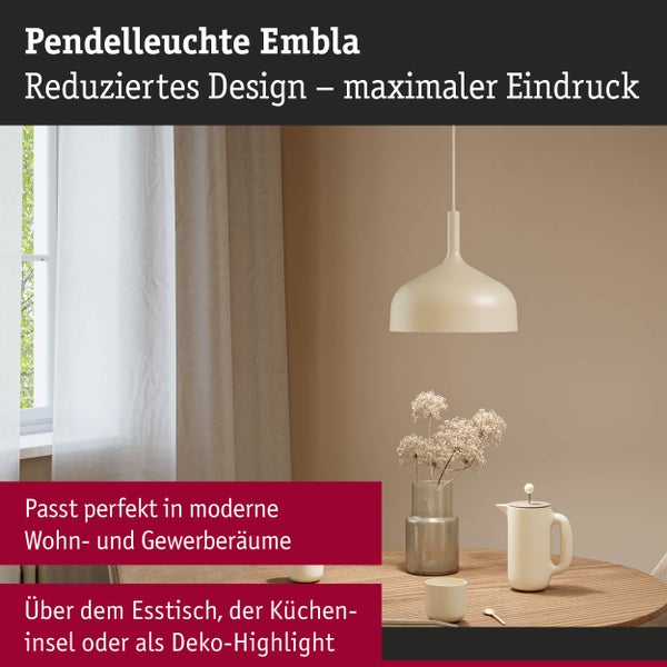 Pendelleuchte über Esstisch in modernem Wohnraum.