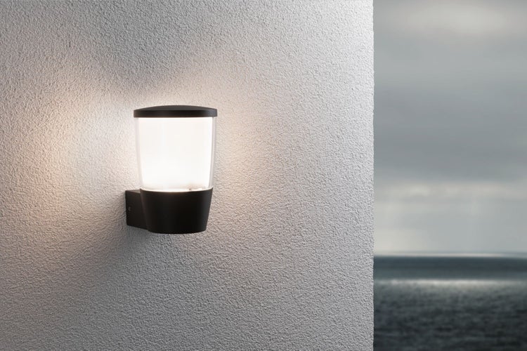 Wandleuchte für den Außenbereich mit modernem Design an einer strukturierten Wand