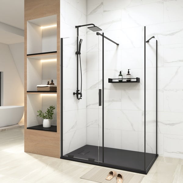 Modernes, helles Badezimmer mit begehbarer Glas-Duschkabine mit schwarzen Profilen, passendem Duschsystem, flacher Duschwanne und Holzregalelementen.