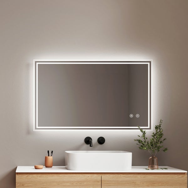 Rechteckiger Badezimmerspiegel mit LED Beleuchtung und integrierter Touch Steuerung über einem Waschbecken auf einem Holzwaschtisch.