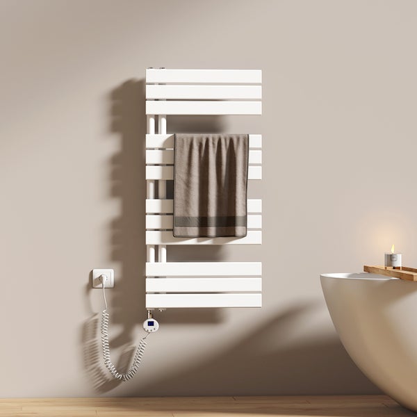 Weißer Handtuchwärmer mit Handtuch in einem Badezimmer