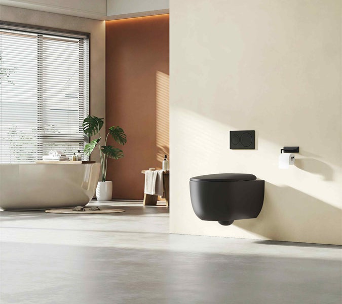 Modernes Badezimmer mit wandhängendem WC, Betätigungsplatte und Toilettenpapierhalter in einem harmonisch gestalteten Raum mit Badewanne.
