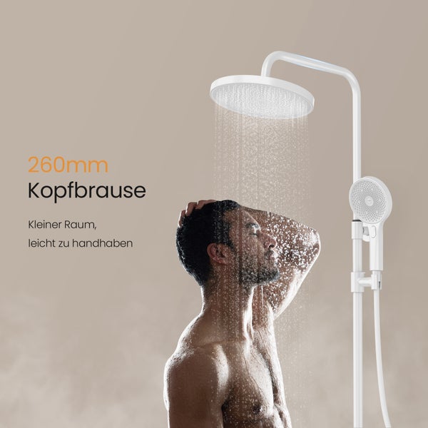 Mann unter einer 260 mm Kopfbrause mit Handbrause beim Duschen
