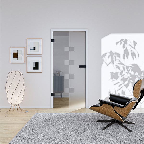 Ganzglastür aus satiniertem Glas mit Quadrat-Muster in einem hellen, modernen Wohnzimmer mit Design-Sessel und Teppich.
