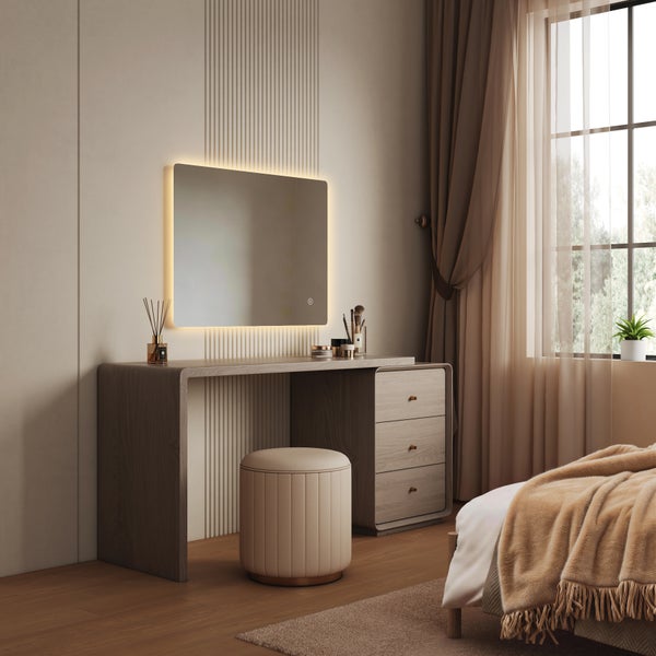 Moderner Schminktisch aus Holz mit integriertem beleuchtetem Spiegel und passendem Polsterhocker in einem hellen Schlafzimmer mit Fenster.