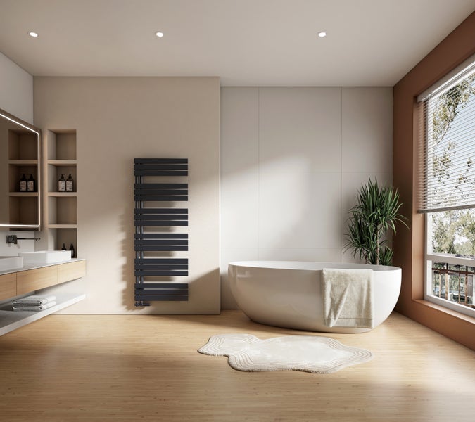 Helles Badezimmer mit Badewanne, Waschtisch, Heizkörper und Fenster für eine freundliche Atmosphäre.