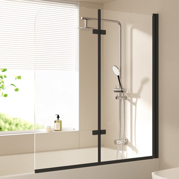 Zweiteilige Badewannenfaltwand aus Glas mit schwarzen Profilen in einem modernen, hellen Badezimmer.
