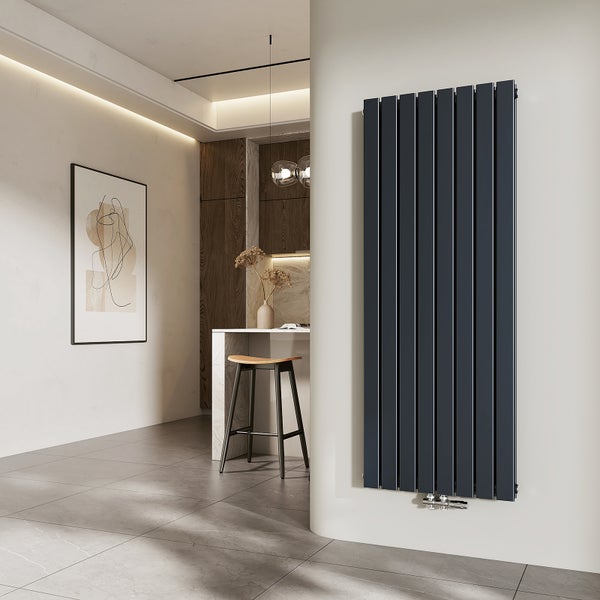Vertikaler Heizkörper im modernen Wohnraum.