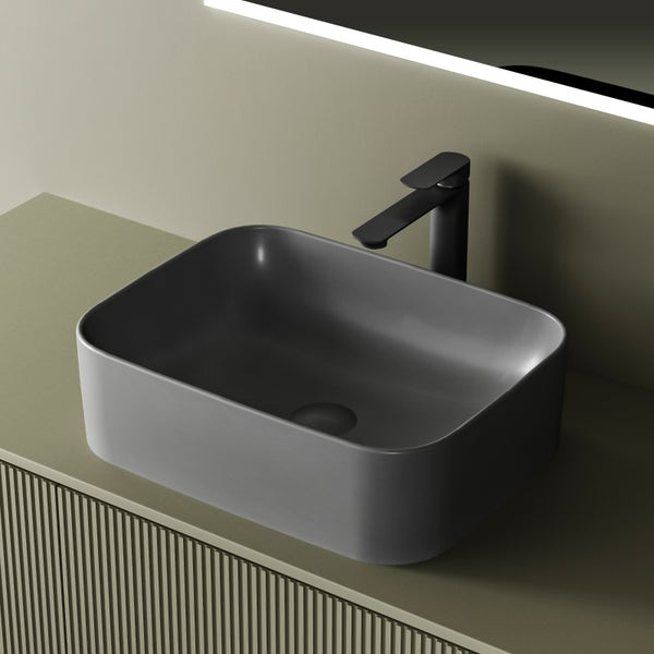 Rechteckiges Aufsatzwaschbecken mit Armatur auf einem Waschtisch