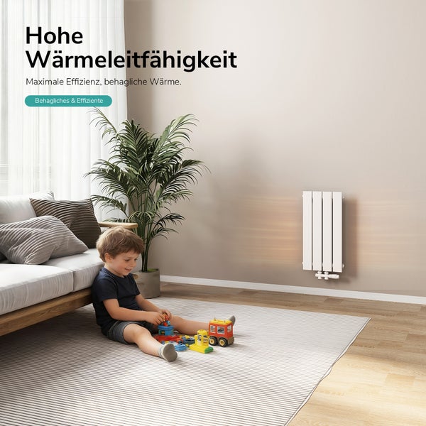 Wohnzimmer mit Heizkörper, Sofa, Zimmerpflanze und spielendem Kind