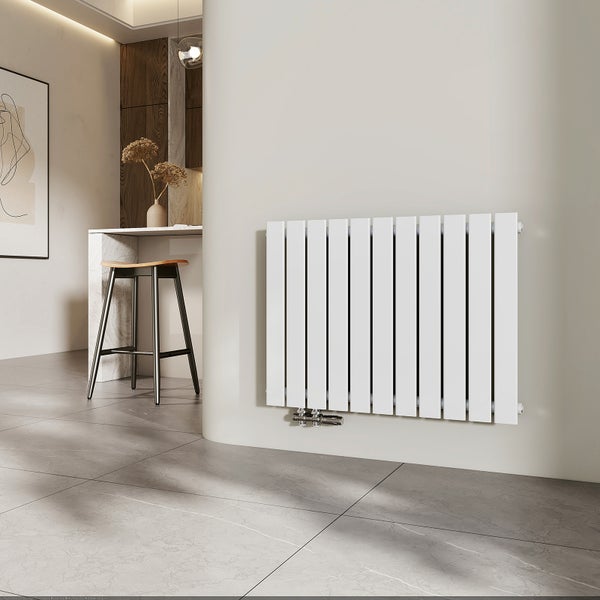 Weißer Plattenheizkörper an einer Wand in einem Wohnbereich