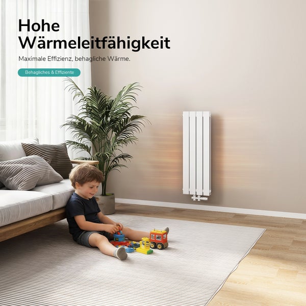 Wohnzimmer mit Rippenheizkörper, Sofa, Zimmerpflanze und spielendem Kind