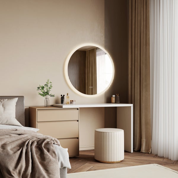 Ein moderner Schminktisch mit rundem LED Spiegel und gepolstertem Hocker in einem elegant eingerichteten Schlafzimmer mit Holzlamellenwand.