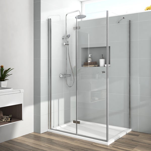 Moderne Eckdusche mit Echtglas-Pendeltür, flacher Duschwanne und Regenduschsystem in einem hell gefliesten Badezimmer mit Holzboden.