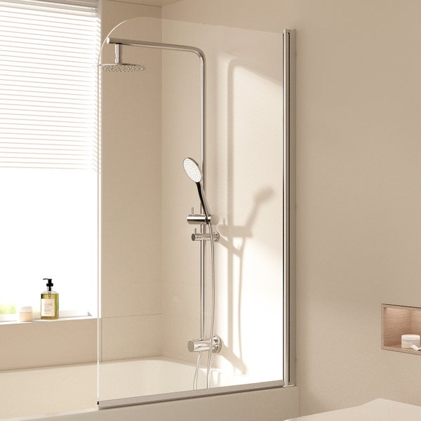 Badewannenabtrennung aus Glas mit Chromprofil, montiert an einer Badewanne mit Duschsystem in einem hellen Badezimmer.