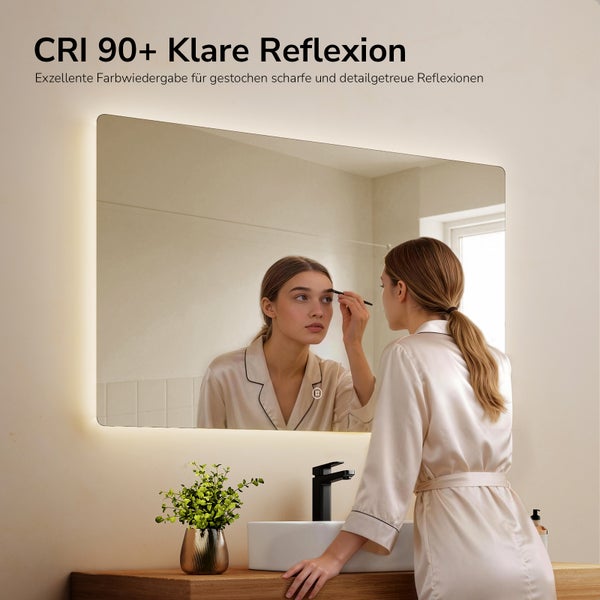 Beleuchteter Spiegel im Badezimmer mit Frau