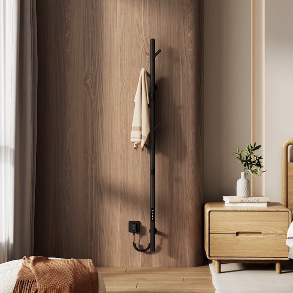 Elektrischer Handtuchwärmer an einer Holzwand mit einem Handtuch