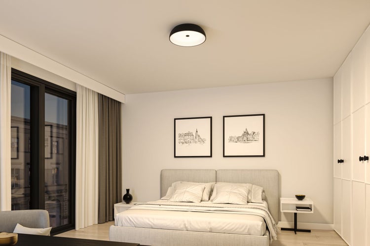 Schlafzimmer mit Deckenleuchte, Bett, Vorhängen und Dekorationen