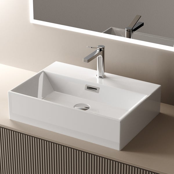 Rechteckiges Aufsatzwaschbecken aus weißer Keramik mit verchromter Armatur auf einem modernen Unterschrank in Beige.
