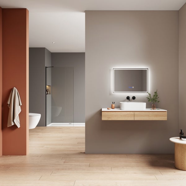 Modernes Badezimmer mit Waschtisch, wandhängendem Unterschrank in Holzoptik, Aufsatzwaschbecken und beleuchtetem LED Spiegel mit Touch Funktion.