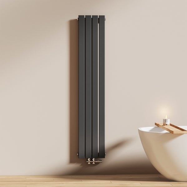 Vertikaler Heizkörper im Badezimmer neben einer Badewanne