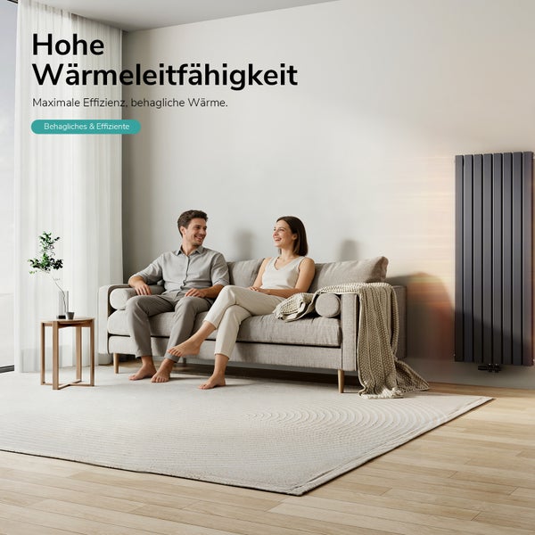 Wohnzimmer mit Paar auf einem Sofa und einem Plattenheizkörper an der Wand