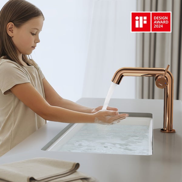 Mädchen wäscht sich die Hände unter einer Armatur mit iF Design Award 2024 Siegel