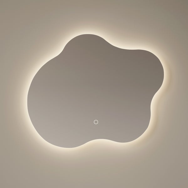Wandspiegel in organischer Form mit indirekter LED-Hintergrundbeleuchtung und Touch-Sensor.